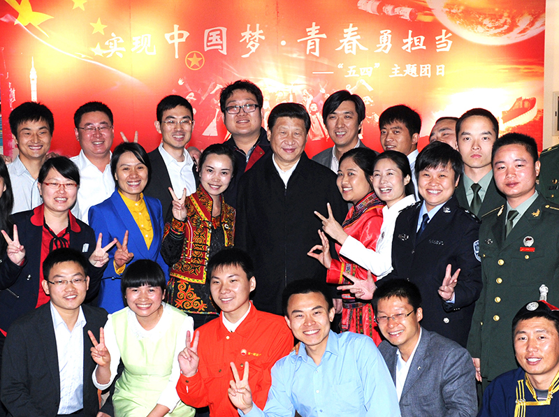 2013年5月4日，习近平总书记来到中国航天科技集团公司中国空间技术研究院，同各界优秀青年代表座谈并发表重要讲话。这是座谈会前，习近平和在展厅参观的优秀青年代表合影。