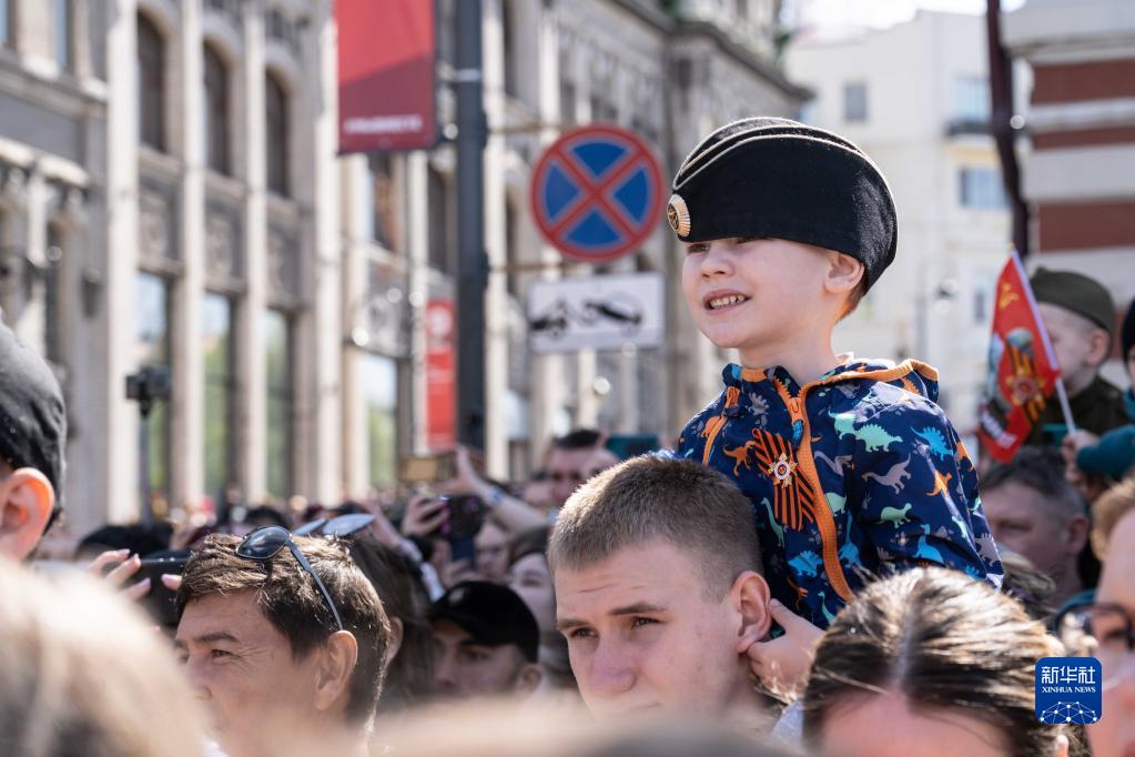 On May 9, people watched the military parade in Vladivostok, Russia. Xinhua News Agency (photo by Guo Feizhou)