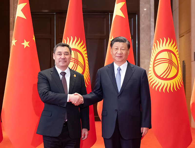 5月18日上午，国家主席习近平在西安同来华出席中国－中亚峰会并进行国事访问的吉尔吉斯斯坦总统扎帕罗夫会谈。两国元首宣布，将中吉关系提升为新时代全面战略伙伴关系。