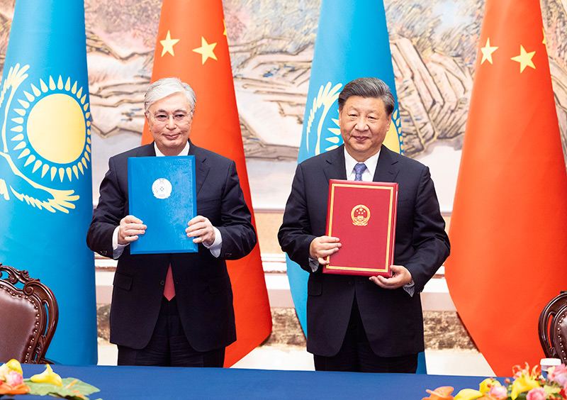 5月17日下午，国家主席习近平在西安同来华出席中国－中亚峰会并进行国事访问的哈萨克斯坦总统托卡耶夫会谈。会谈后，两国元首签署了《中华人民共和国和哈萨克斯坦共和国联合声明》，共同见证签署经贸、能源、交通、农业、互联互通、人文、地方等领域多项双边合作文件。