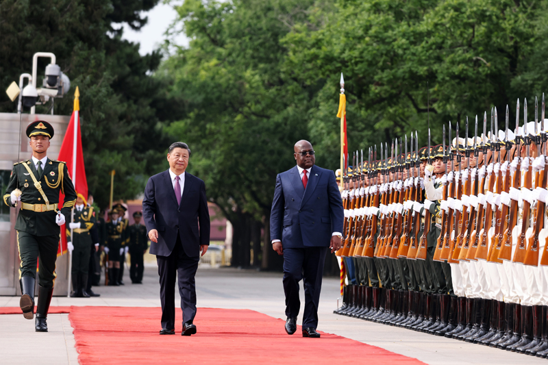 5月26日下午，国家主席习近平在北京人民大会堂同来华进行国事访问的刚果（金）总统齐塞克迪举行会谈。这是会谈前，习近平在人民大会堂东门外广场为齐塞克迪举行欢迎仪式。
