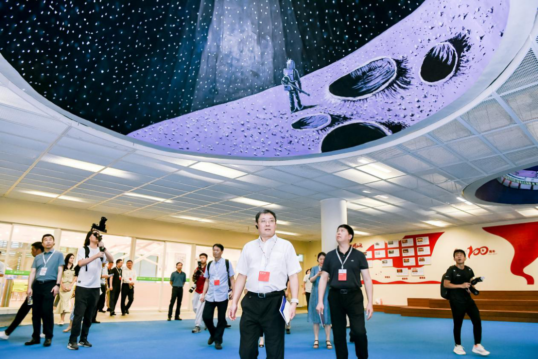 图为考核评估专家在新沙小学开展现场评估