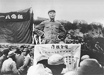 毛泽东同志在抗大学员毕业大会上讲话。