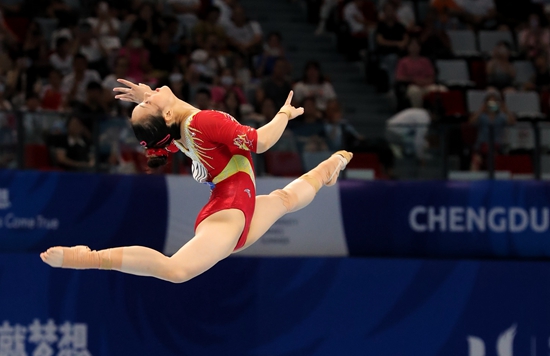  　　8月3日，中国队在成都大运会体操女子团体决赛中夺冠，图为中国选手罗欢在比赛中。胡大田/摄