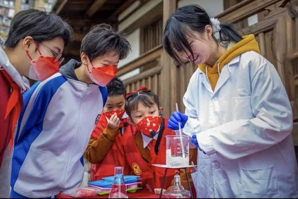 福州大学实践队在侯德榜故居为中小学生带来科普体验