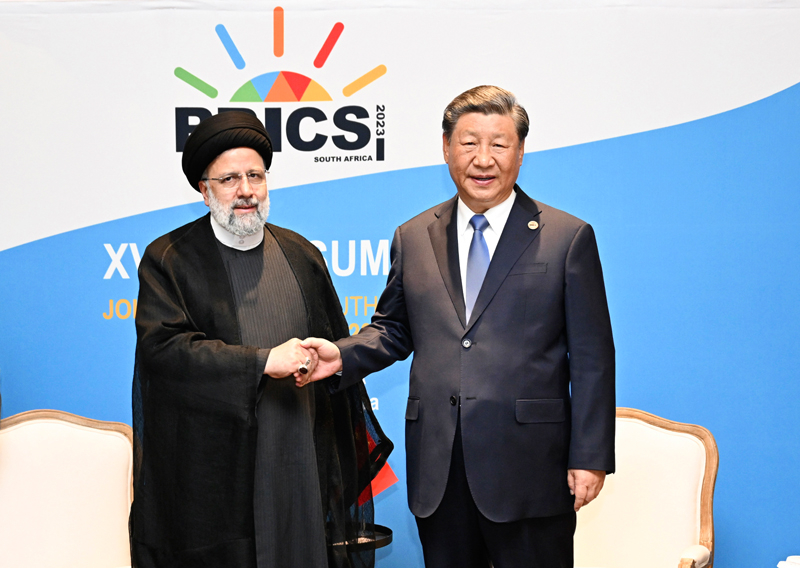 当地时间8月24日上午，国家主席习近平在约翰内斯堡出席金砖国家领导人会晤期间会见伊朗总统莱希。