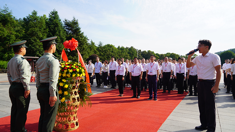培训班向毛主席铜像敬献花蓝