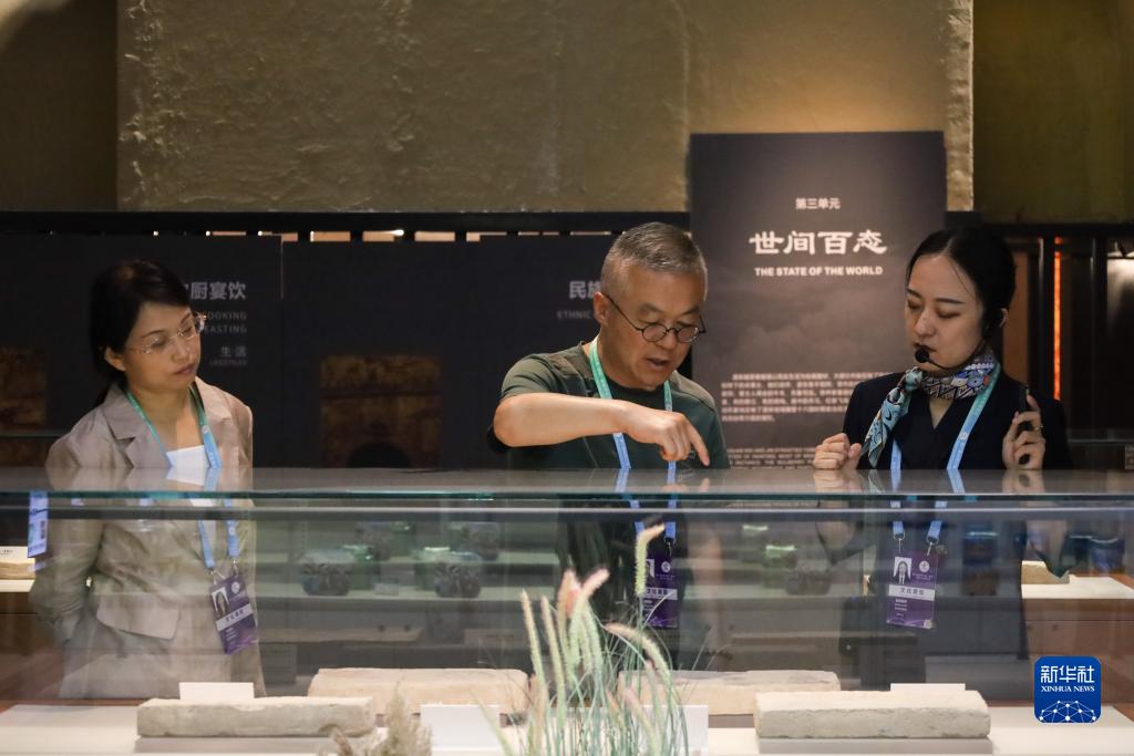 9月6日，与会嘉宾在第六届丝绸之路（敦煌）国际文化博览会上参观酒泉魏晋壁画墓复制展。