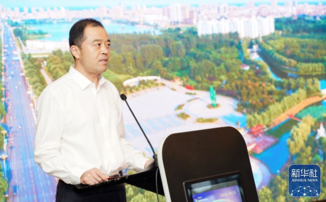 柘城县委书记王景宇在2023金刚石产业大会商丘专场活动上发布&ldquo;钻石之都&rdquo;产业蓝图。马健 摄