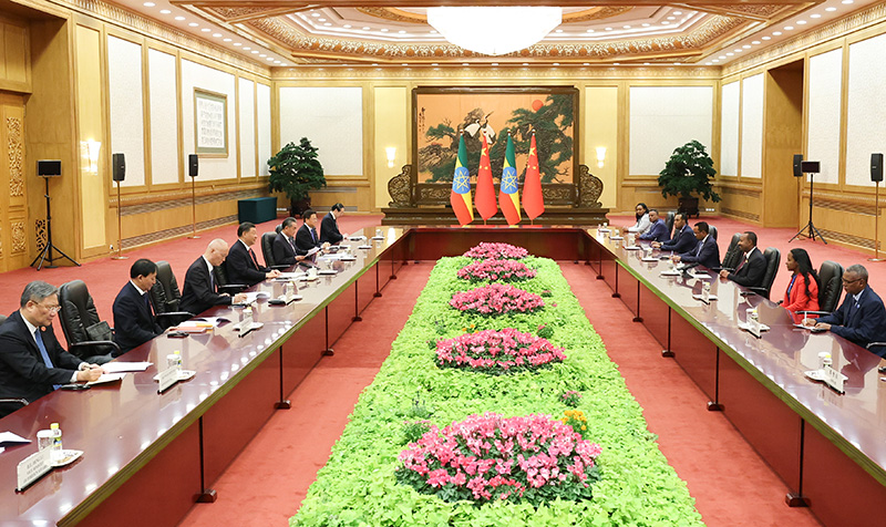 10月17日上午，国家主席习近平在北京人民大会堂会见来华出席第三届“一带一路”国际合作高峰论坛并进行正式访问的埃塞俄比亚总理阿比。