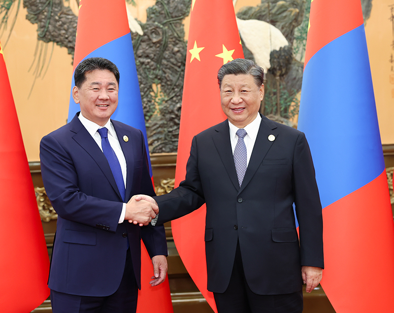 10月19日上午，国家主席习近平在北京人民大会堂会见来华出席第三届“一带一路”国际合作高峰论坛的蒙古国总统呼日勒苏赫。