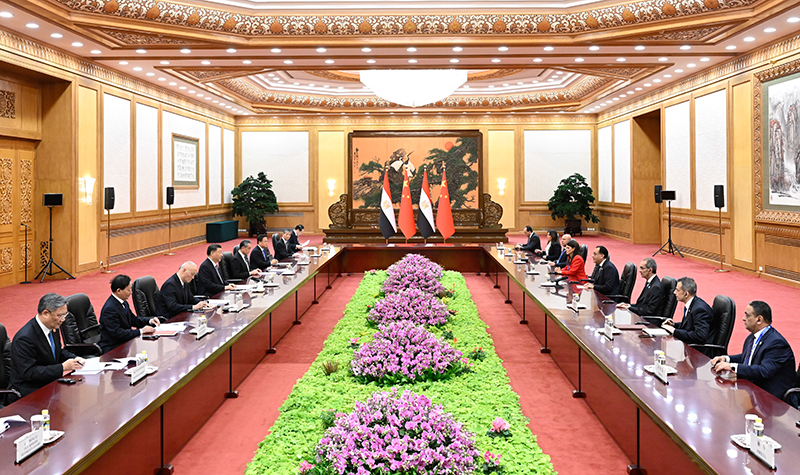 10月19日上午，国家主席习近平在北京人民大会堂会见来华出席第三届“一带一路”国际合作高峰论坛的埃及总理马德布利。