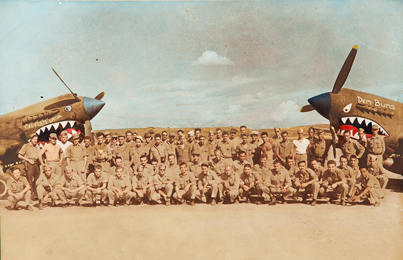 在二战时期的中国，美国第14航空军第23战斗团第76中队成员在两架涂着“鲨鱼嘴”标志的“飞虎队”战斗机前合影（资料照片）。