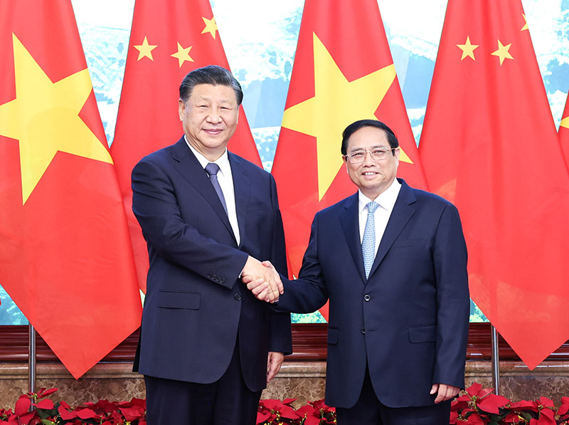 当地时间12月13日上午，国家主席习近平在河内政府驻地会见越南总理范明政。