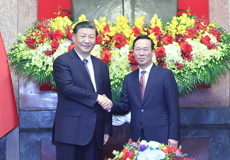 当地时间12月13日上午，中共中央总书记、国家主席习近平在河内主席府同越南国家主席武文赏举行会谈。