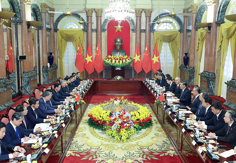 当地时间12月13日上午，中共中央总书记、国家主席习近平在河内主席府同越南国家主席武文赏举行会谈。