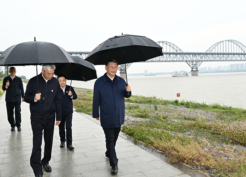 2023年10月10日，习近平总书记在江西长江国家文化公园九江城区段冒雨考察。