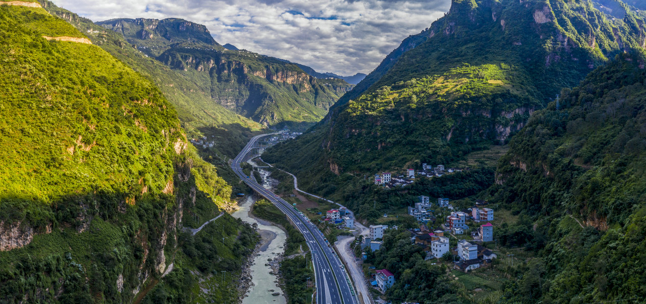 一道通三省天堑变通途都香高速公路昭通段全线建成通车