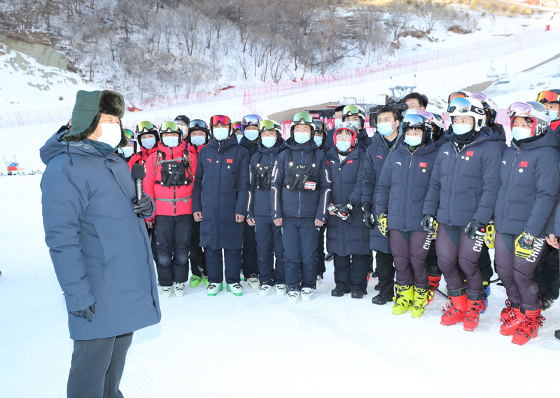 2021年1月18日，习近平总书记在位于北京市延庆区的国家高山滑雪中心，同赛场保障工作人员、运动员、教练员等亲切交流。