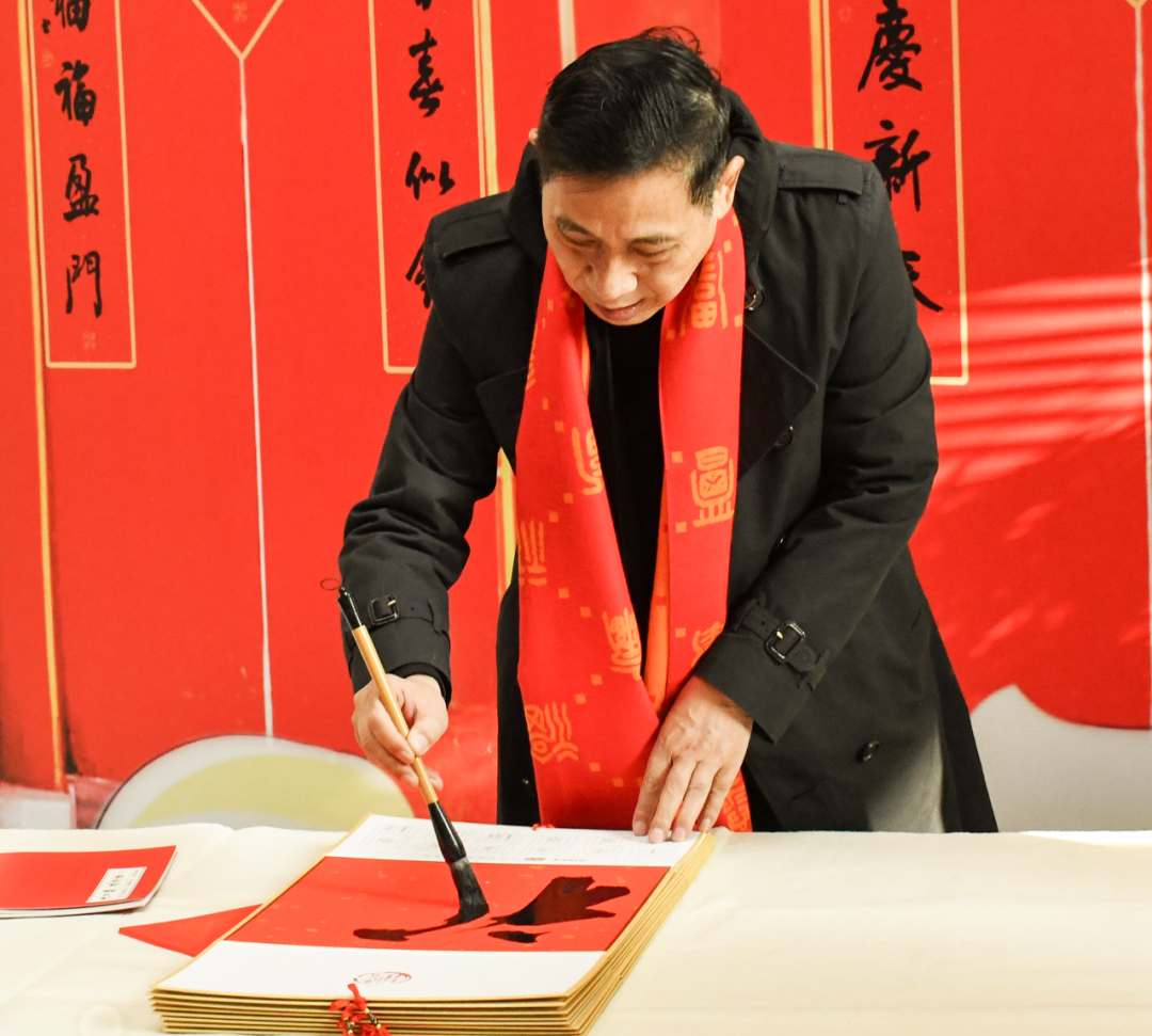 中国书法家协会理事、中国职工书法家协会副主席 封开许 为职工群众写“福”字