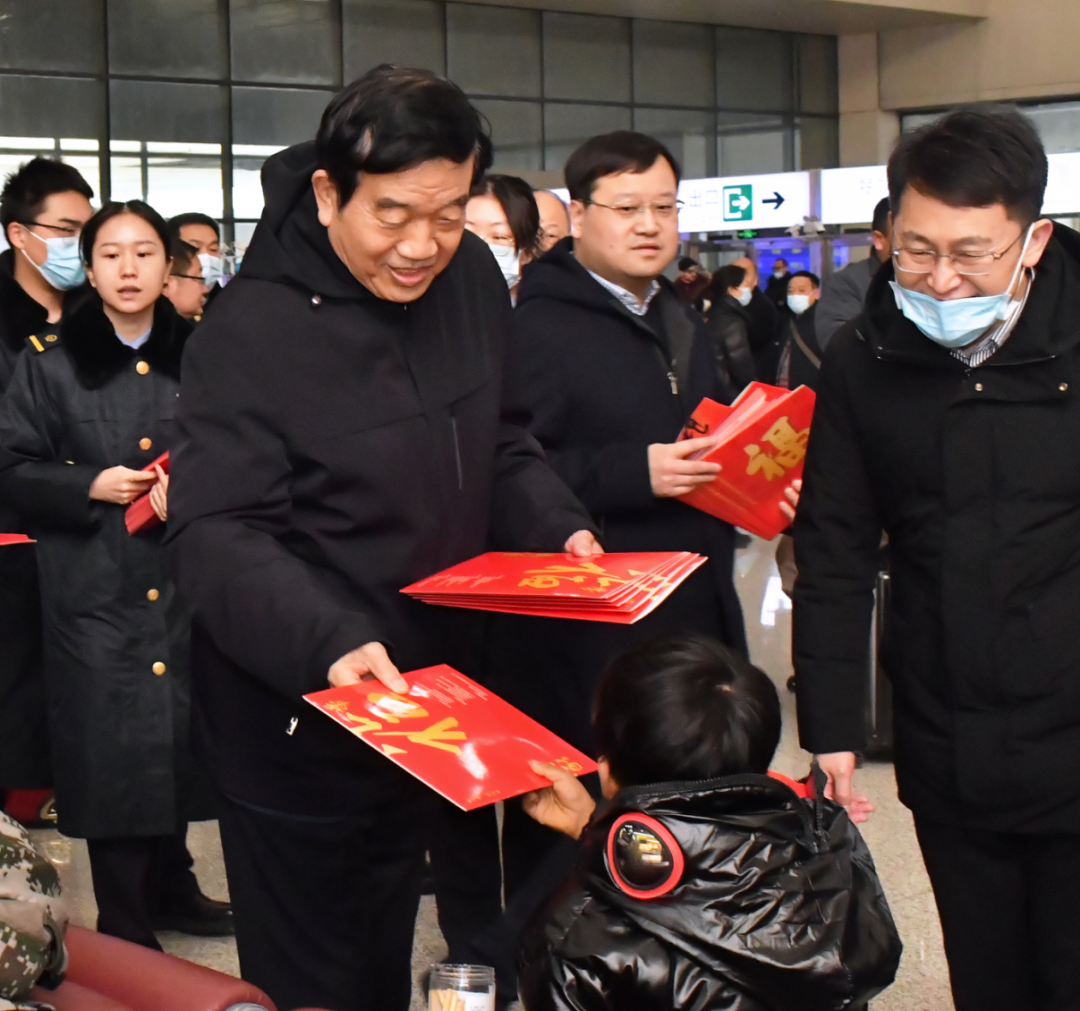 中国书法家协会名誉主席苏士澍一行为旅客送“福”