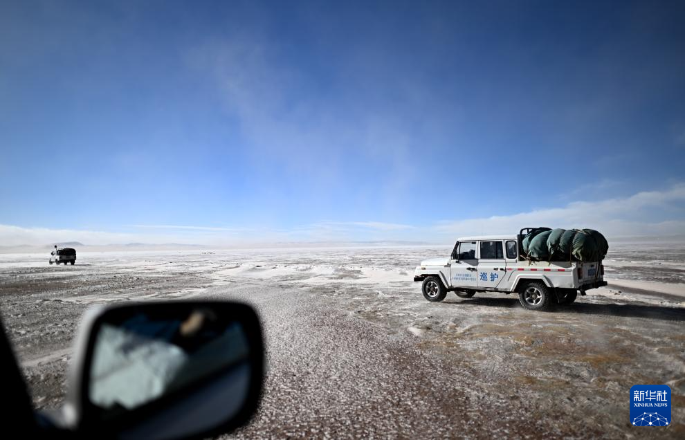 在可可西里卓乃湖区域附近，可可西里森林公安局巡山车辆在巡查途中（1月19日摄）。新华社记者 张宏祥 摄