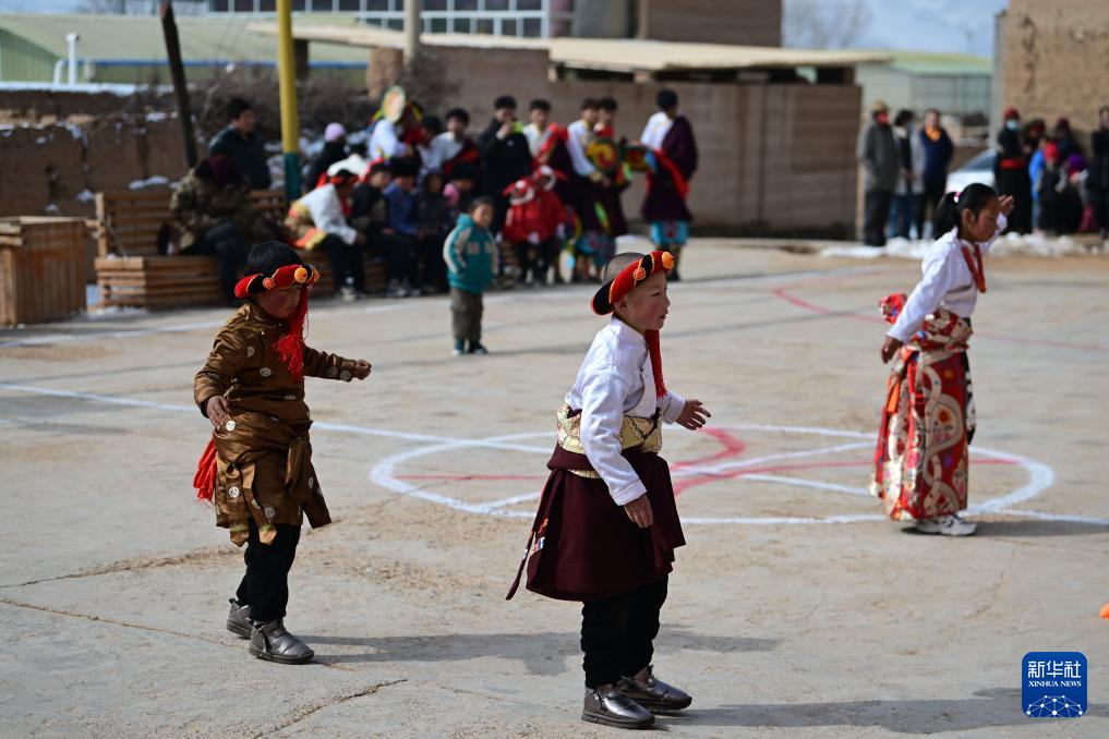 2月7日，孩子们在贺隆堡村迎新春活动现场表演锅庄舞。新华社记者 张龙 摄