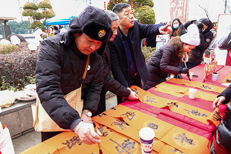 现场书写春联。芜湖市文化和旅游局供图
