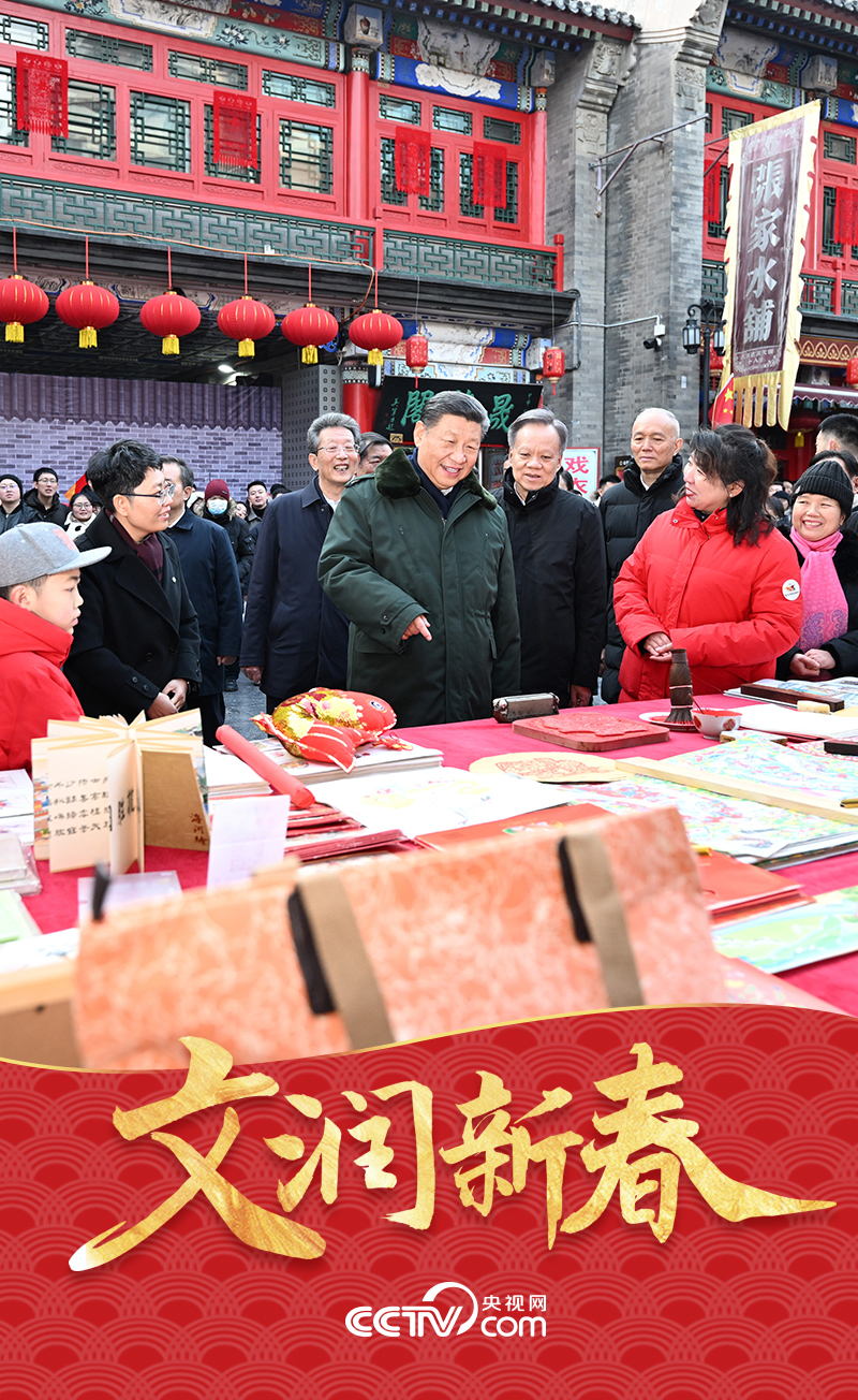 红灯笼、中国结、大“福”字、热闹的舞龙舞狮表演……临近春节，天津古文化街到处流淌着浓郁的年味儿，氤氲着新春喜悦。