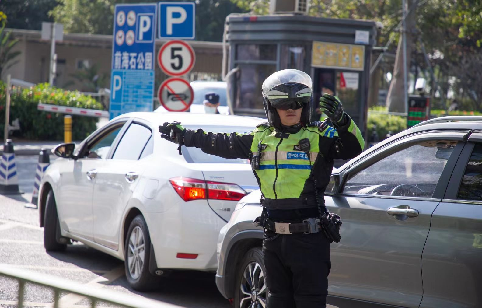 交警在景区维持交通秩序。（深圳公安供图）