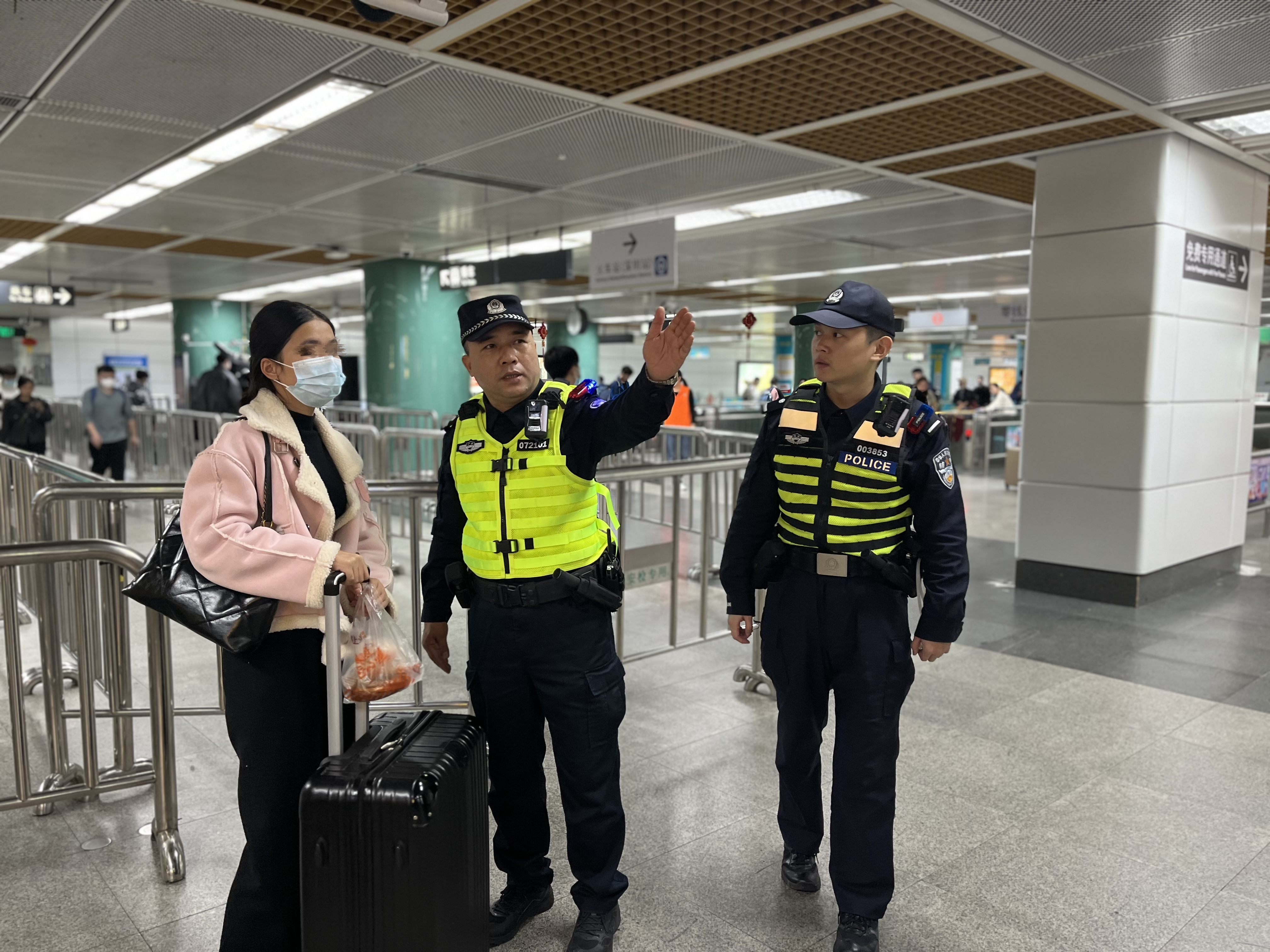 轨道交通分局民警在地铁站内巡逻。（深圳公安供图）