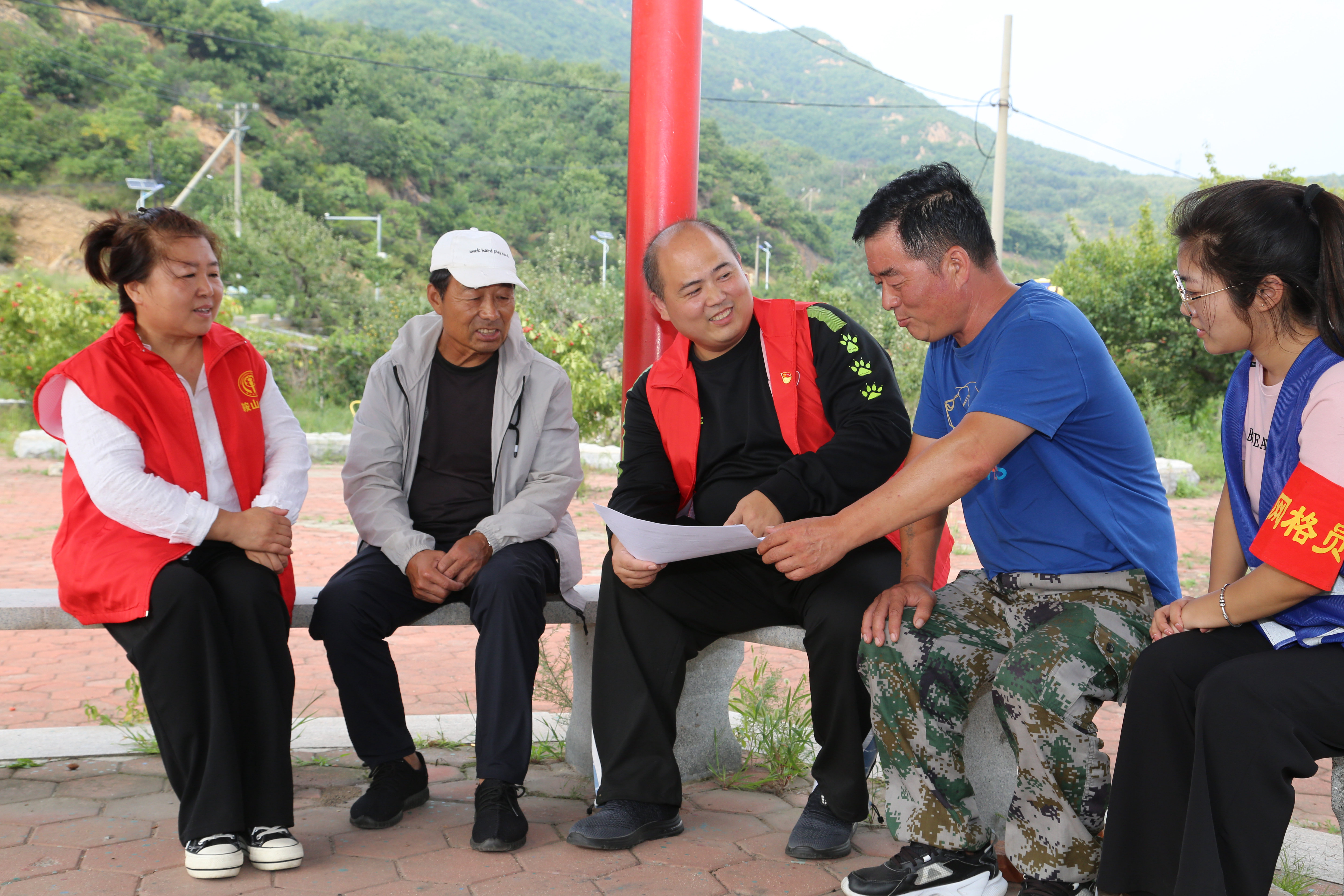 太平沟村村干部在征求村民意见