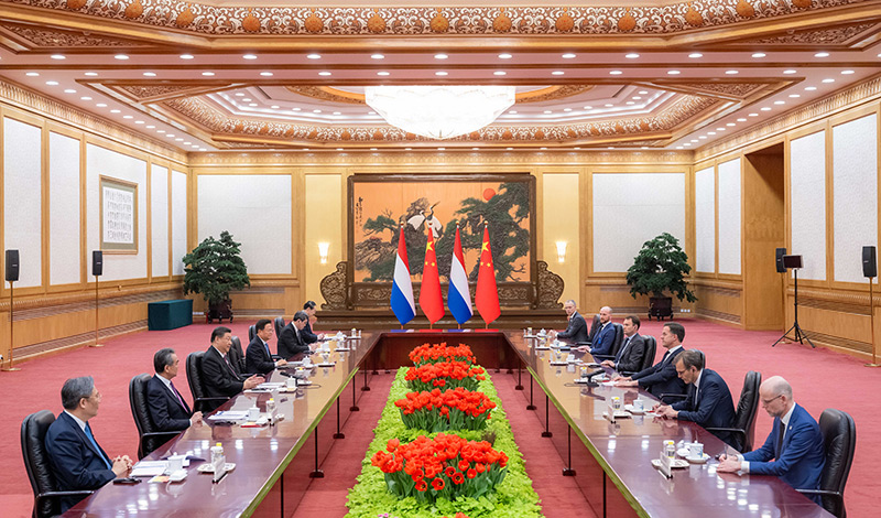 3月27日下午，国家主席习近平在北京人民大会堂会见来华进行工作访问的荷兰首相吕特。