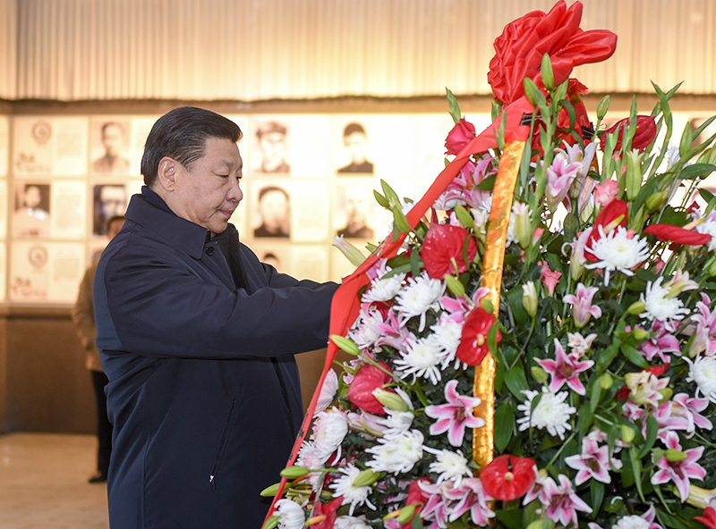 这是2016年2月2日，习近平在井冈山革命烈士陵园向革命烈士敬献花篮。
