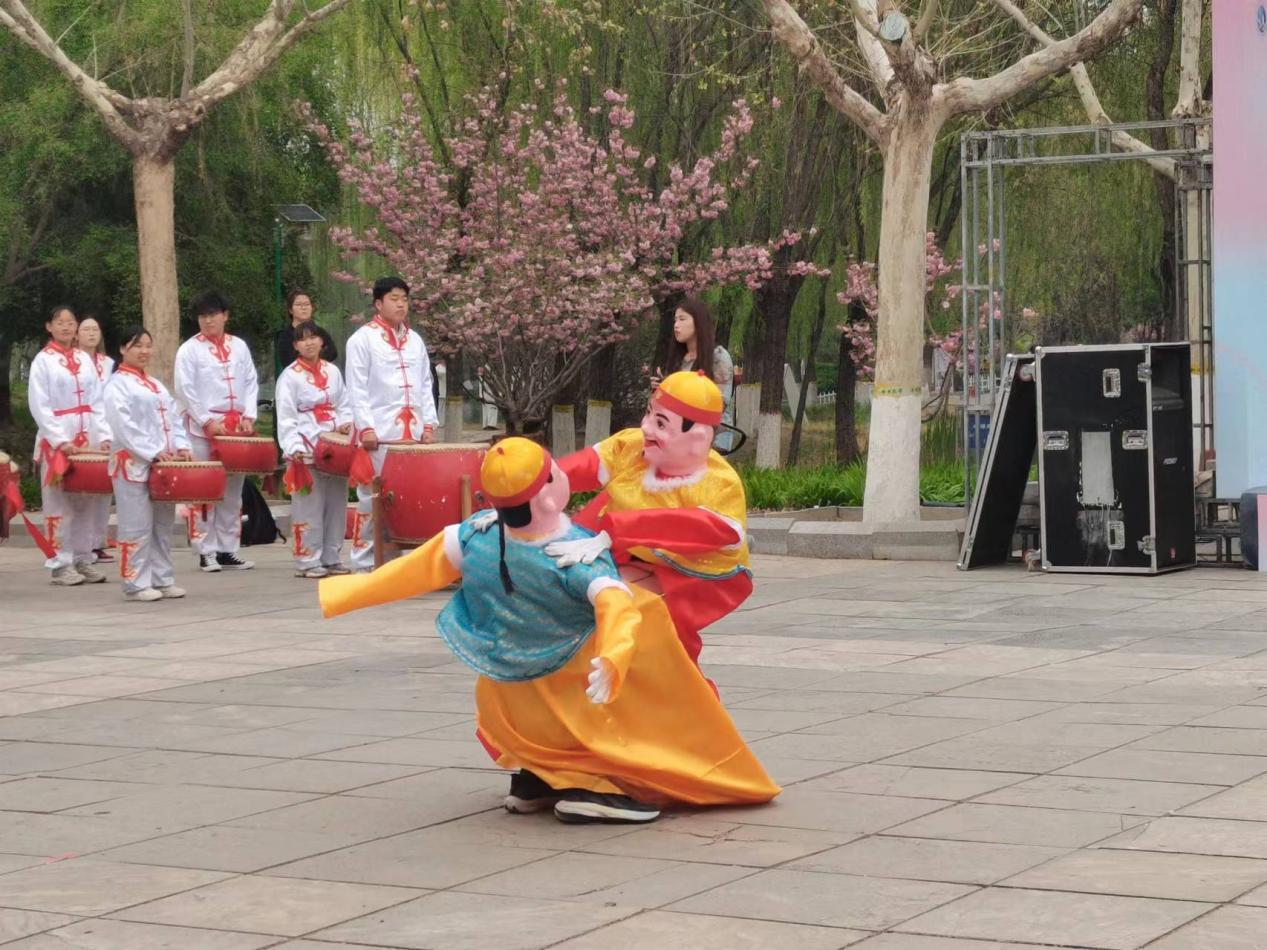 学生表演二鬼摔跤。