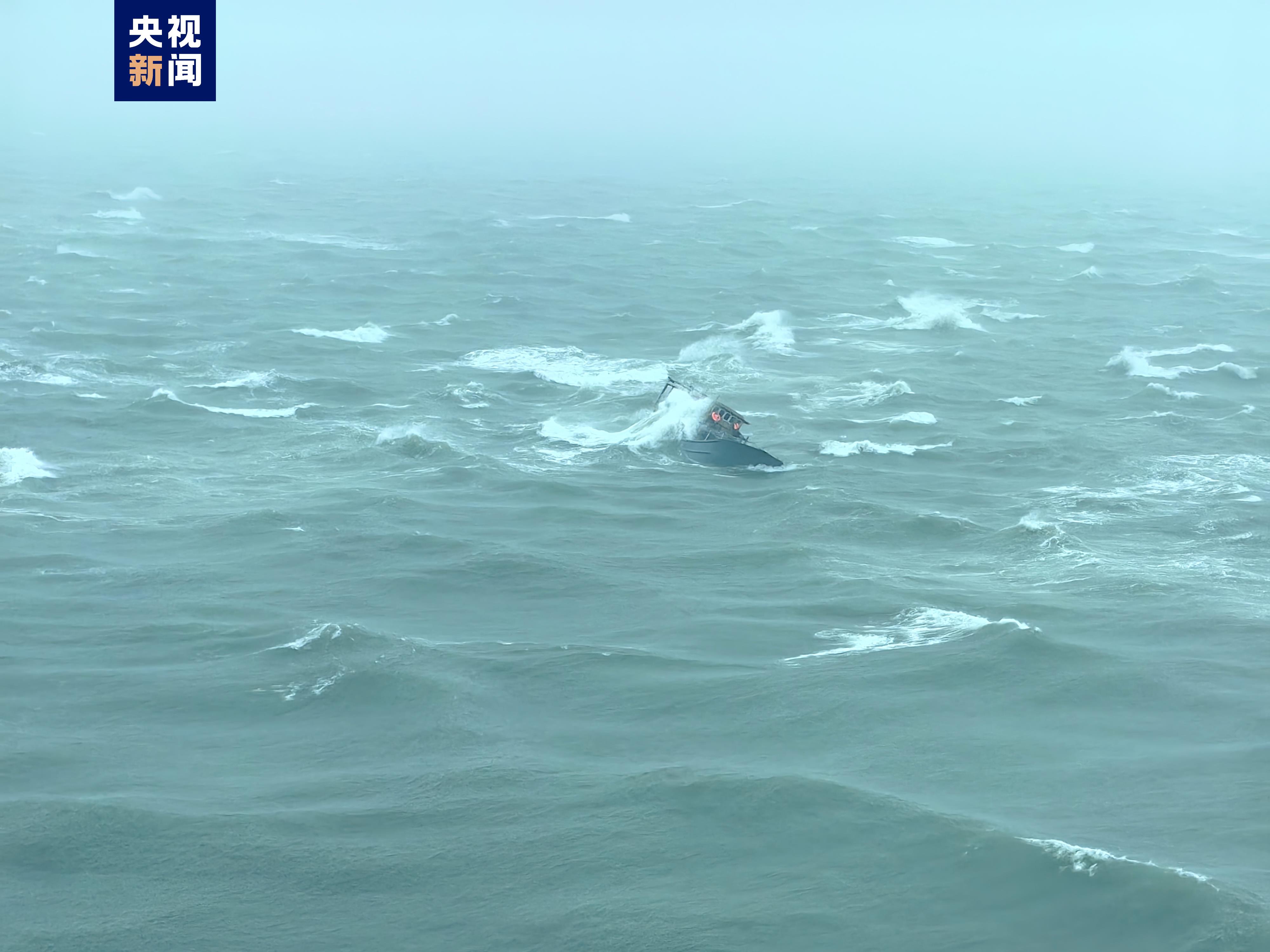 三亚一渔船搁浅3人遇险 直升机远距离成功施救