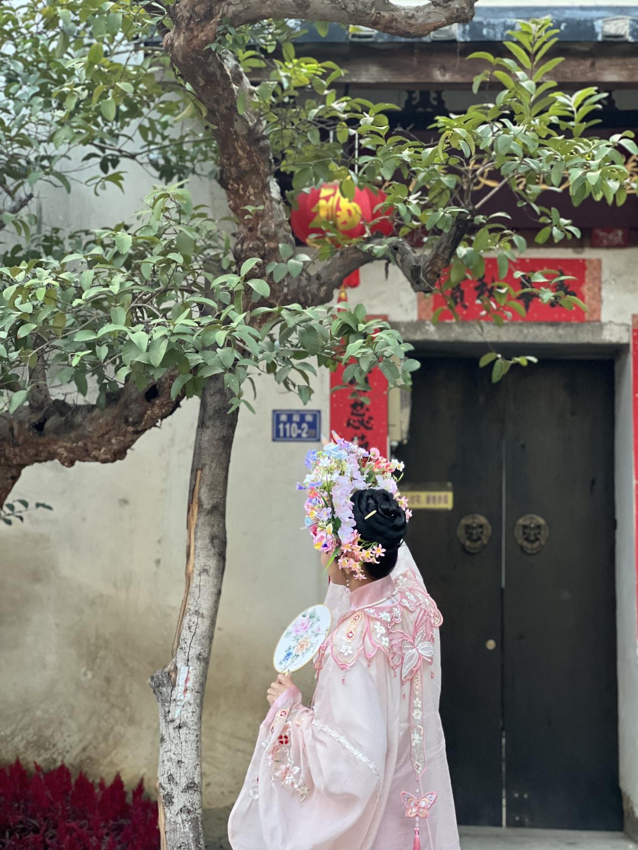 福建泉州，頭戴簪花的遊客正拍照留念。人民網 歐陽易佳攝