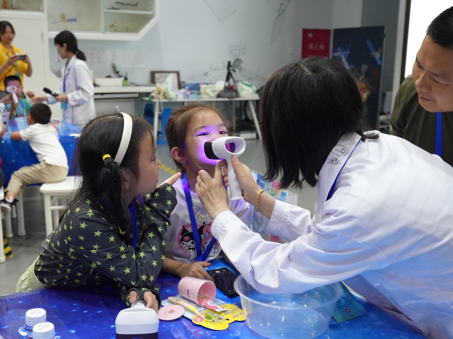 口腔医生指导家长帮助孩子进行口腔菌斑检测
