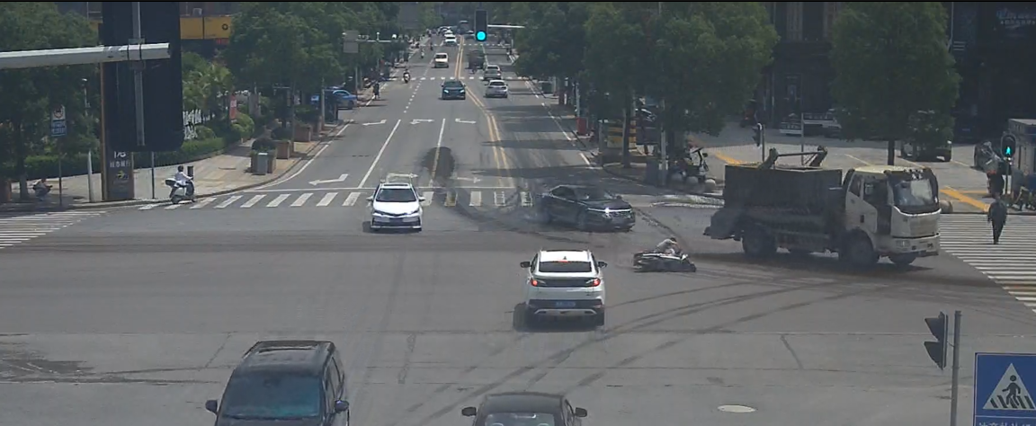 货车漏油导致过路骑行车辆摔倒