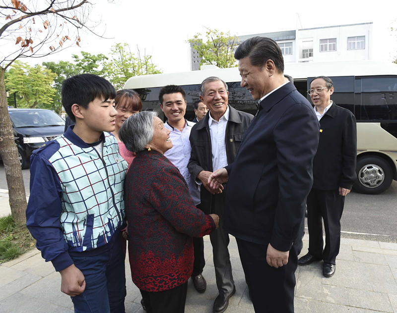 2016年4月25日，習(xí)近平在安徽省滁州市鳳陽(yáng)縣小崗村看望當(dāng)年大包干帶頭人嚴(yán)金昌（右三）一家。