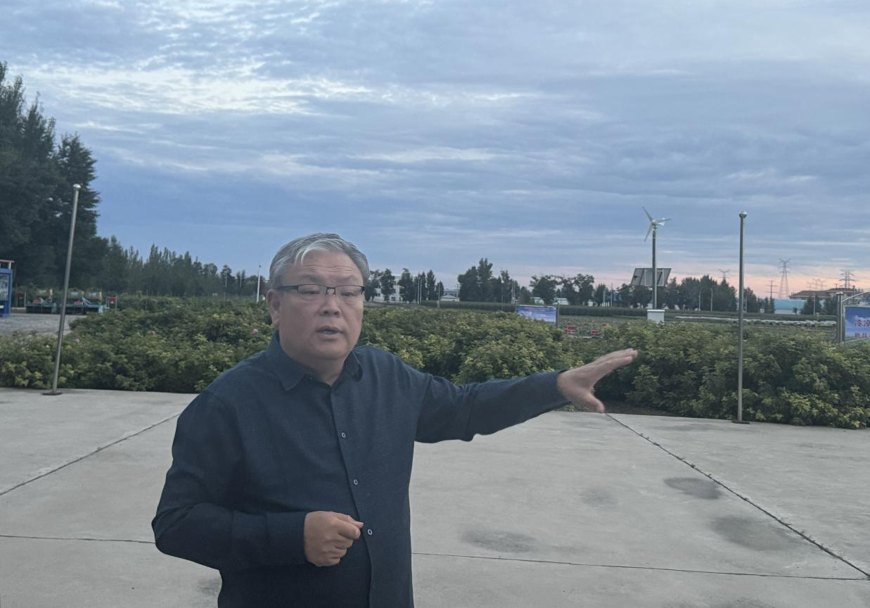 关慧明在介绍院士工作站情况