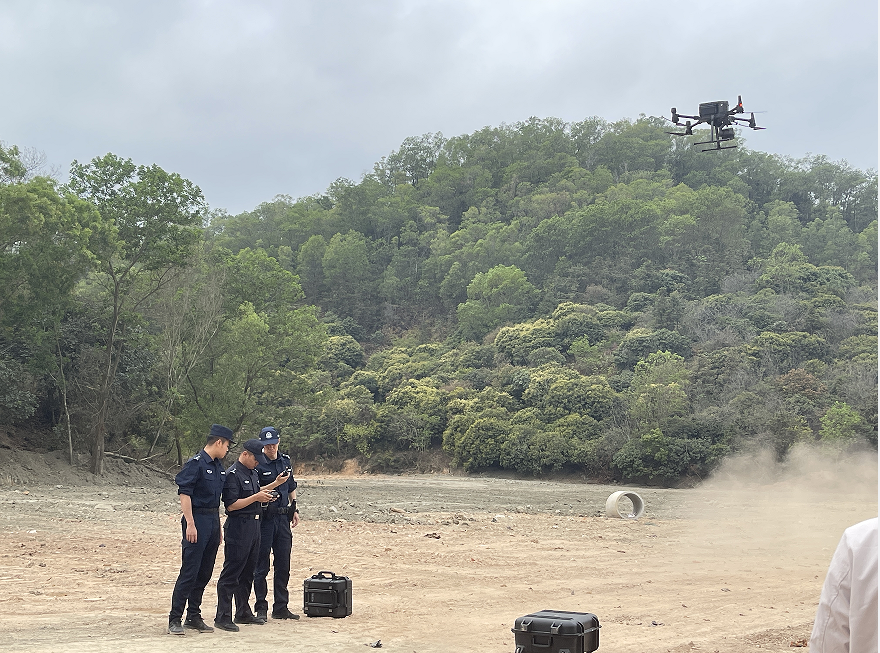 民警利用警用无人机在野外搜寻失联人员