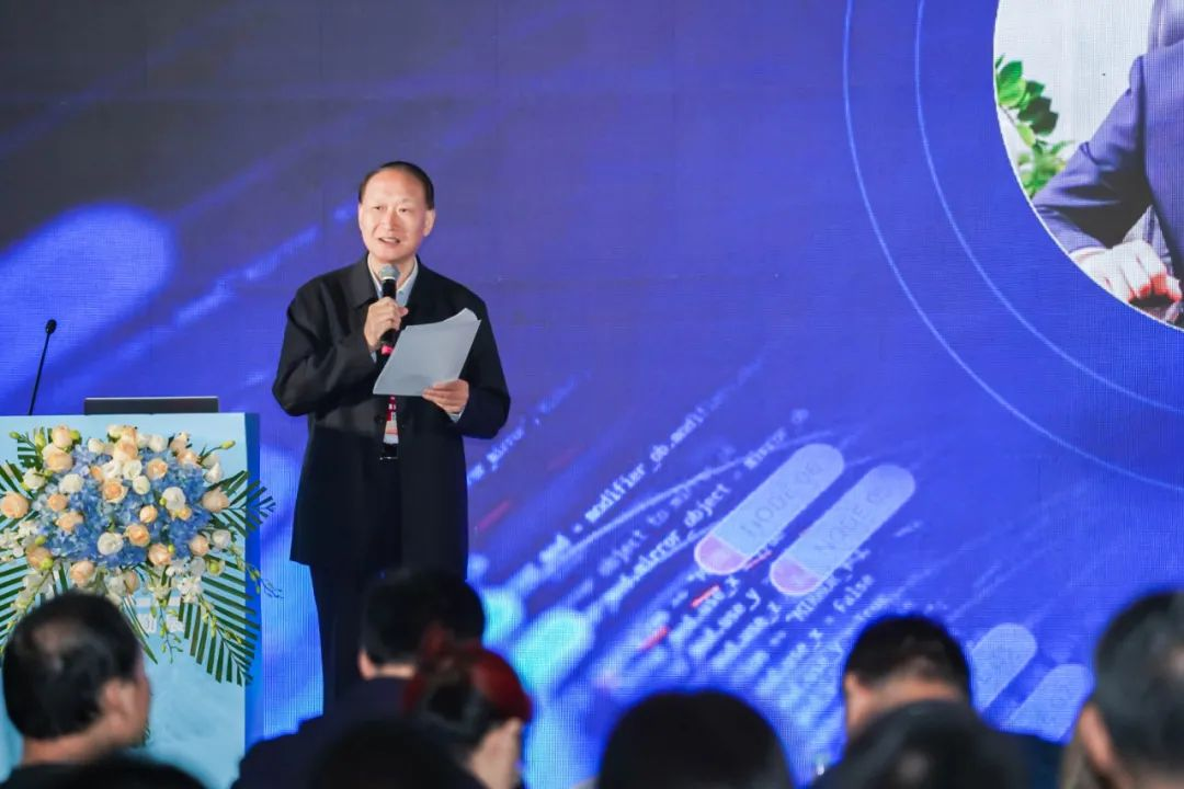 协会副会长兼常务副秘书长黎玖高主持专题报告环节。