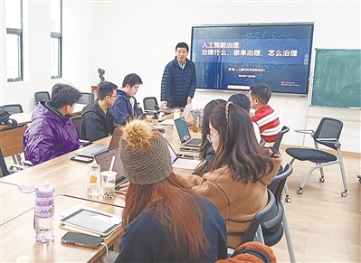 上海市科学学磋磨所磋磨员李辉为华东师范大学诓骗伦理专科磋磨生讲课性爱游戏在线观看。 受访者供图