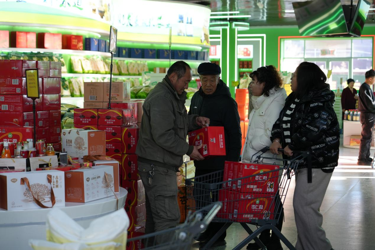 本地特色饮品备受消费者青睐。王丽曼 摄