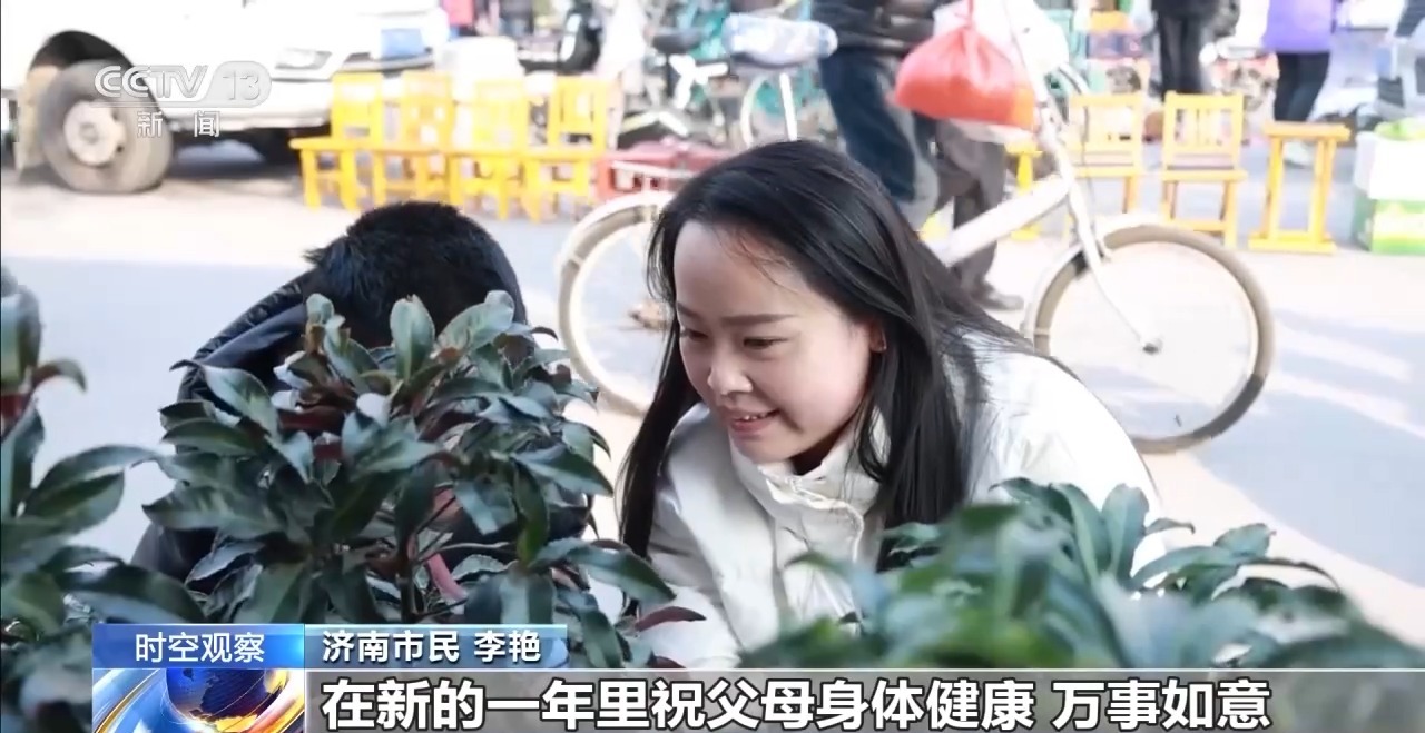 三轮摩托屁股着火 公交司机紧追排险