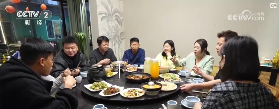 在另外一家餐厅，春菜的大量上市也吸引了不少食客前来尝鲜。