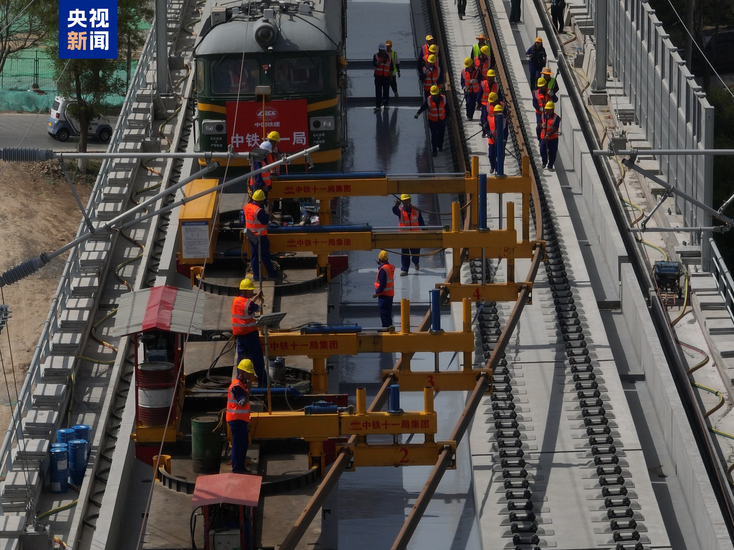 陕北革命老区首条高铁铺轨施工 西安→延安将缩短至1小时