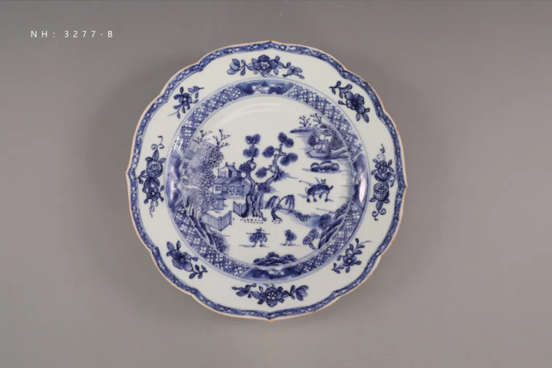 清乾隆青花田园风光图盘