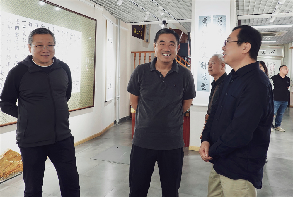 嘉宾参观展览